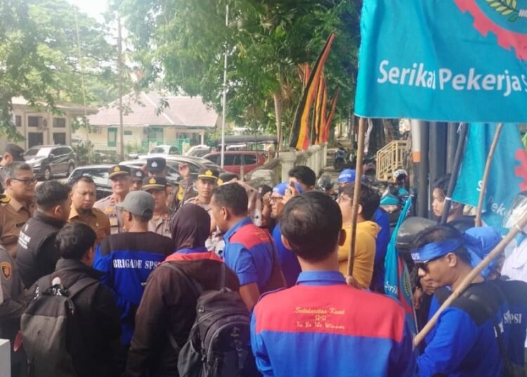 Massa aksi yang tergabung dalam Serikat Pekerja Seluruh Indonesia (KSPSI) mendatangi kantor Dinas Tenaga Kerja dan Perindustrian (Disnakerin) Kota Padang di Kelurahan Ujung Gurun, Kecamatan Padang Barat, Kota Padang, Sumatera Barat, Selasa (6/10/2026). Foto: Qadri/Sumbarkita