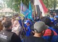 Massa Geruduk Disnaker Padang, Soroti Dugaan Keberpihakan dan Upah di Bawah UMP
