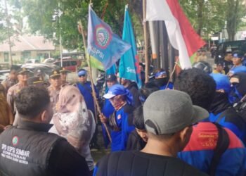 Massa Geruduk Disnaker Padang, Soroti Dugaan Keberpihakan dan Upah di Bawah UMP