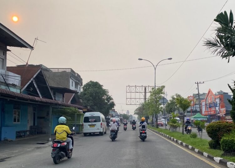 Pengendara melintas di tengah kondisi udara Kota Padang yang masuk kategori sangat tidak sehat pada Rabu (7/10/2026) pagi. Foto: Rifi/Sumbarkita