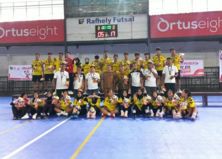 Tim bola tangan putra dan putri Kota Padang berhasil meraih medali emas pada Pekan Olahraga Provinsi (Porprov) XVI Sumatera Barat (Sumbar) 2026.