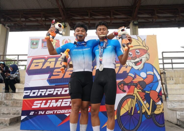 Fernando Ibrahim dan Farel Deferando, atlet balap sepeda Payakumbuh, meraih medali pada Porprov Sumbar XVI 2026 yang digelar di Velodrom Padang, Senin (5/10/2026).