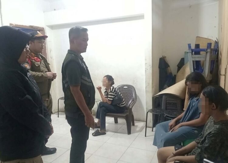 Tiga perempuan yang ditemukan Tim Dubalang Kuranji di bawah Jembatan Kuranji, Pasar Ambacang, Kecamatan Kuranji, Kota Padang, Rabu (7/10/2026) dini hari, dibawa ke Kantor Satuan Polisi Pamong Praja (Satpol PP) Kota Padang. Foto: Dubalang Kuranji