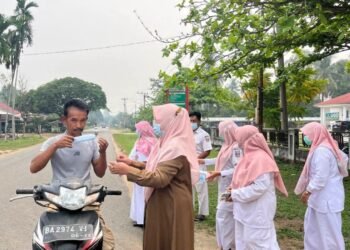 Lindungi Warga dari Kabut Asap, Pemkab Dharmasraya Bagikan Ribuan Masker