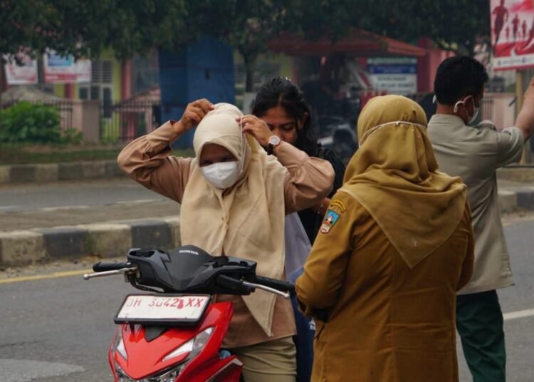 Pemerintah Kabupaten Dharmasraya membagikan masker kepada pengguna jalan, Selasa (6/10/2026).