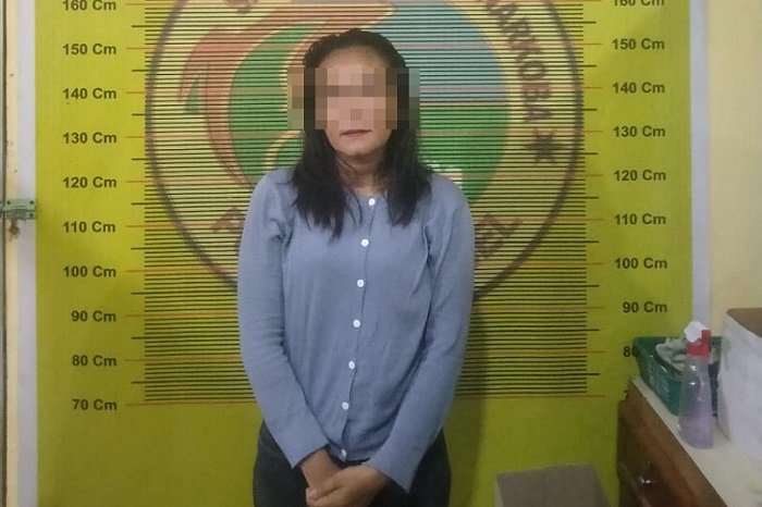 Polisi membawa seorang perempuan dari rumahnya di Kampung Ambacang, Nagari Sawah Laweh, Kecamatan Bayang, Pesisir Selatan, ke Kantor Polres Pesisir Selatan pada Selasa (6/10/2026) pukul 17.00 WIB karena diduga mengisap sabu-sabu. Foto: Polres Pesisir Selatan