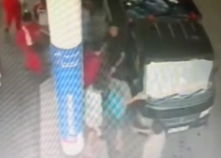 Rekaman CCTV memperlihatkan keributan di SPBU Taruko, Kecamatan Kuranji, Padang, Rabu (7/10/2026) sekitar pukul 11.30 WIB.