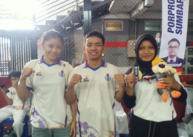 Atlet gulat Kota Padang berfoto bersama usai mengikuti pertandingan di G-Sport Center, Gunung Pangilun.