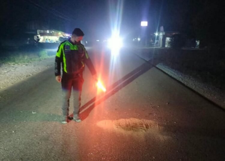 Polisi melakukan olah tempat kejadian perkara (TKP) kecelakaan dua sepeda motor di Jalan Lintas Kiliran Jao–Teluk Kuantan, Nagari Kunangan Parik Rantang, Kecamatan Kamang Baru, Kabupaten Sijunjung, Sumatera Barat, pada Rabu (7/10/2026) sekitar pukul 17.00 WIB. Foto: Polres Sijunjung