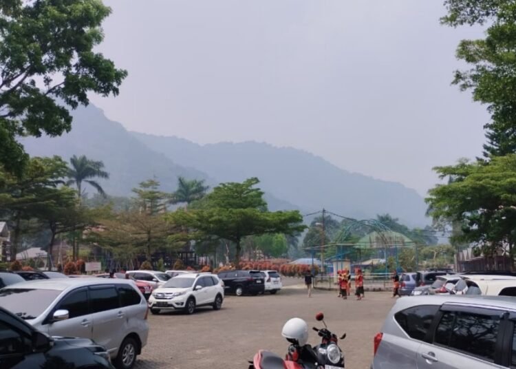 Kabut asap kembali menyelimuti Kota Padang, Sumatera Barat, pada Kamis (8/10/2026) siang. Foto: Qadri/Sumbarkita