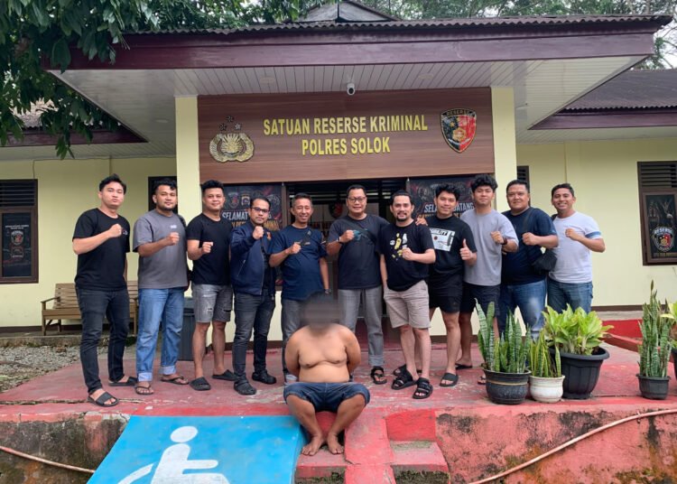Polisi menangkap seorang buronan pencuri kartu Anjungan Tunai Mandiri (ATM) inisial AZ (26) di Jalan Raya Padang-Solok, tepatnya di depan Polres Solok Arosuka, Kecamatan Talang, Kabupaten Solok, Sumatera Barat, pada Rabu (7/10/2026) sekitar pukul 15.30 WIB. Foto: Polda Sumbar
