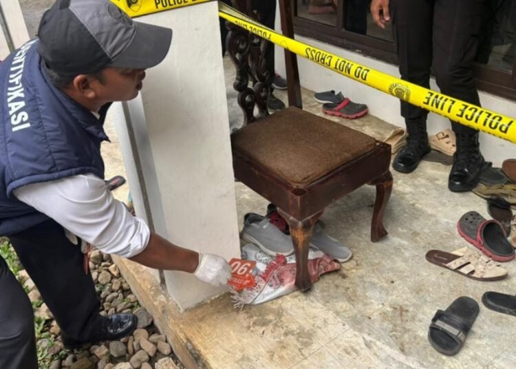 Polisi melakukan olah tempat kejadian perkara (TKP) dugaan pembunuhan pensiunan guru berinisial L (61) di Jorong Talago, Kenagarian VII Koto Talago, Kecamatan Guguak, Kabupaten Lima Puluh Kota, Sumatera Barat. Foto: Polres 50 Kota