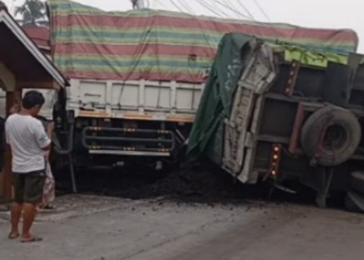 Dua truk kecelakaan di Jalan Lintas Solok–Padang, tepatnya di kawasan Nagari Talang, Kabupaten Solok, Sumatera Barat, pada Kamis (9/10) siang. Foto: Tangkapan layar media sosial