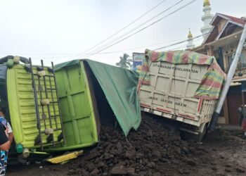 Truk Rem Blong di Jalan Solok-Padang, Tabrak Tiga Gerobak hingga Rumah Warga