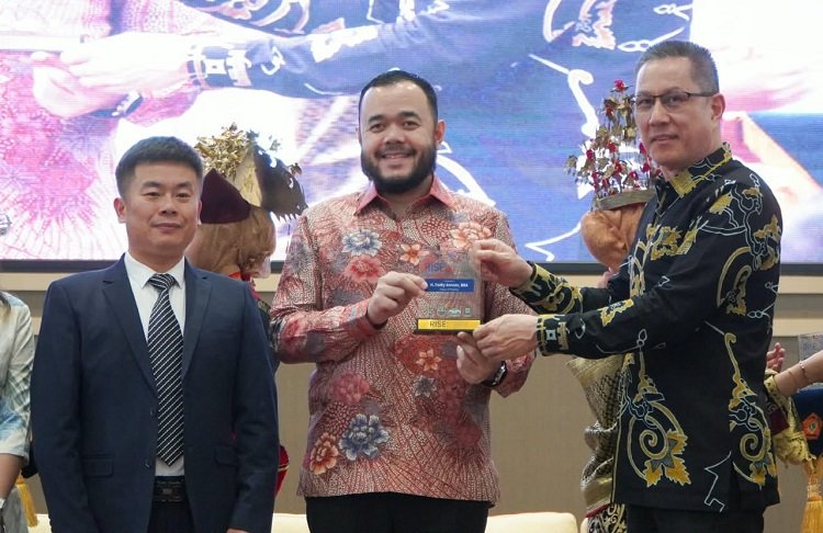Wali Kota Padang, Fadly Amran, membuka kegiatan Promoting Rise (Renewable, Energy, Intelligence System, Smart Technology, Education) Through Triple Helix yang digelar Politeknik Negeri Padang (PNP) di Aula Gedung Pusat Kreatif Mahasiswa (PKM) PNP pada Kamis (8/10/2026). Foto: Pemko Padang