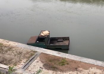 Hilang Kendali Saat Mundur, Mobil Masuk Sungai di Payakumbuh