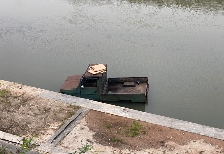 Sebuah mobil masuk ke Sungai Batang Agam setelah hilang kendali saat hendak berbalik arah di Tepian Batang Agam, Kelurahan Pakan Sinayan, Kecamatan Payakumbuh Barat, Kota Payakumbuh, pada Kamis (8/10/2026) sekitar pukul 15.00 WIB. Foto: Polres Payakumbuh