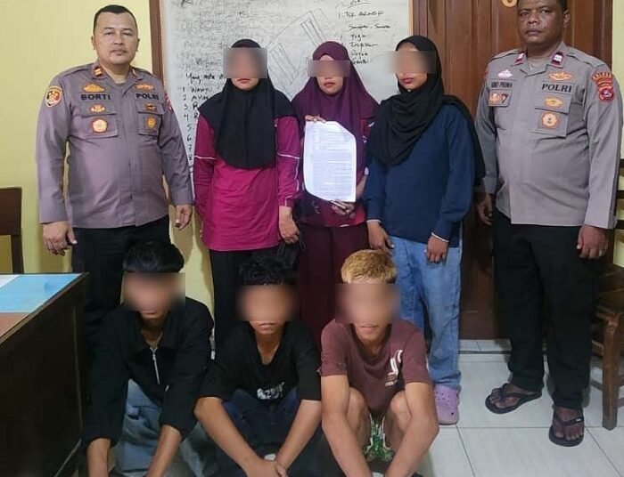 Tiga remaja menyerahkan diri ke Markas Polsek Batang Kapas, Pesisir Selatan, pada Rabu (7/10/2026) setelah dicari polisi karena melempar mobil dengan batu di Jalan Raya Pasar Kuok, Kecamatan Batang Kapas, pada Minggu (4/10/2026) dini hari. Foto: Polsek Batang Kapas
