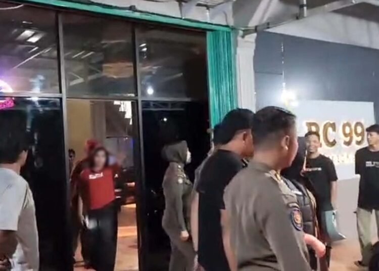 Petugas Satpol PP Damkar Padang Pariaman merazia Kedai Tuak Tia dan Kafe Karaoke RC99 di Kecamatan Lubuk Alung, Kamis (8/10/2026) malam hingga Jumat (9/10/2026) dini hari.