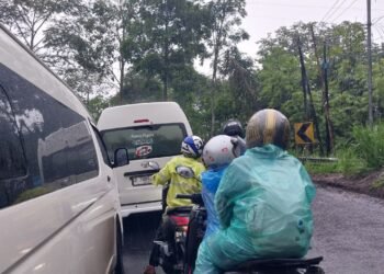 Macet Berjam-jam, Jalan Lintas Bukittinggi-Medan Lumpuh hingga Sore