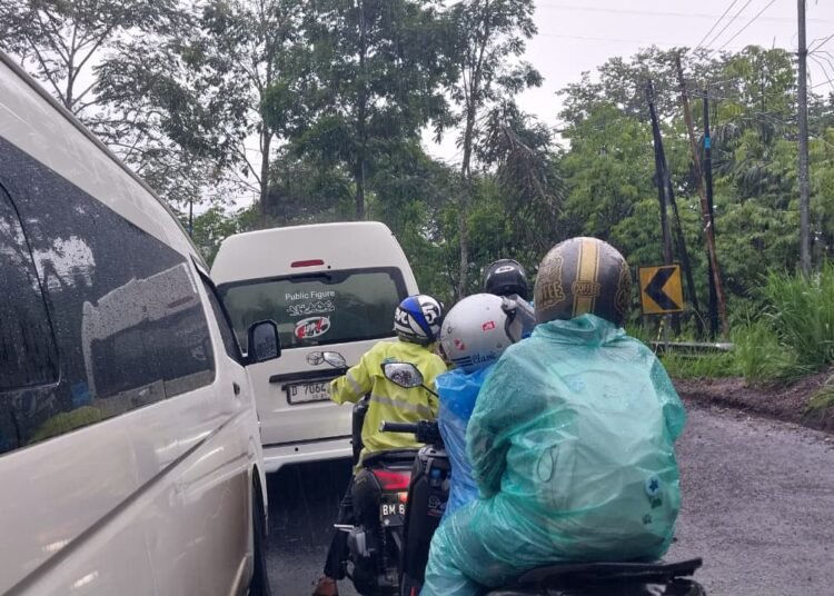 Antrean kendaraan mengular di Jalan Lintas Sumatera rute Bukittinggi-Medan, kawasan Palupuh, Kabupaten Agam, Jumat (9/10/2026,