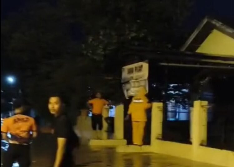 Sitausi di salah satu kawasan di Kabupaten Pesisir Selatan, Sumatera Barat, terendam banjir pada Jumat (9/10/2026) sore hingga malam setelah hujan deras mengguyur wilayah tersebut. Foto: Tmnagkpan layar media sosial