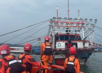 Kapal Nelayan Berisi 10 Orang Bocor di Perairan Mentawai
