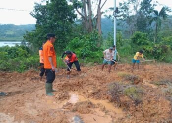 Longsor Tutup Akses Jalan Menuju Objek Wisata Mandeh Pesisir Selatan
