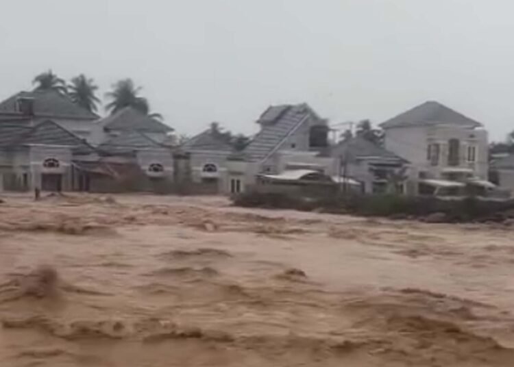 Kompleks perumahan mewah Lumin Park di kawasan Lubuk Minturun, Kecamatan Koto Tangah, Kota Padang, Sumatera Barat, kembali diterjang banjir pada Sabtu (10/10/2026) siang saat hujan deras mengguyur wilayah tersebut. Foto: Tangkapan layar media sosial