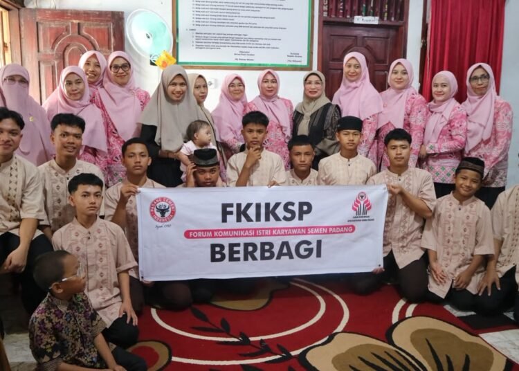 Penasihat FKIKSP Lynda Andria Delfa bersama pengurus Forum Komunikasi Istri Karyawan Semen Padang menyerahkan bantuan hasil lelang amal senilai Rp10,2 juta kepada Panti Asuhan Anak dan Balita Al Hurul Ain di Kota Padang, Jumat (2/10/2026
