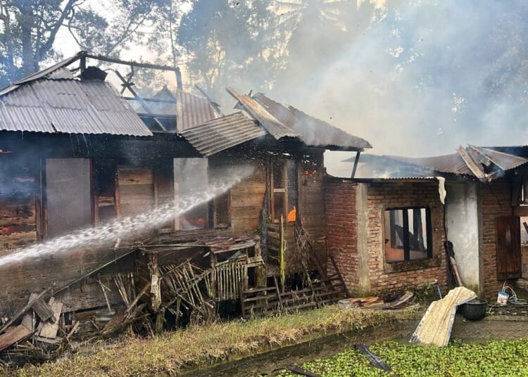 Petugas pemadam kebakaran melakukan pemadaman dan pendinginan di lokasi kebakaran yang menghanguskan dua rumah warga di Kampuang Goduang, Nagari Pandam Gadang, Kecamatan Gunuang Omeh, Kabupaten Lima Puluh Kota, Sabtu (10/10/2026).