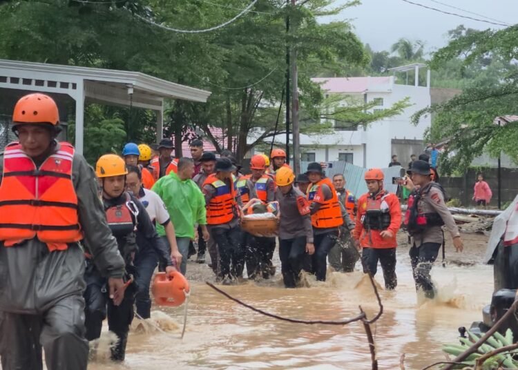 Petugas gabungan BPBD, SAR, dan relawan mengevakuasi warga terdampak banjir akibat luapan sungai di Kota Padang, Sumatera Barat, Sabtu (10/10/2026)