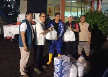 Bank Nagari Salurkan 400 Bantuan Makanan pada Warga Terdampak Banjir di Koto Tangah dan Kuranji