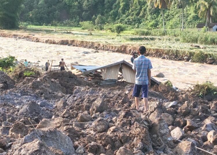 Banjir merendam sembilan nagari di Kecamatan Ranah Ampek Hulu Tapan, Kabupaten Pesisir Selatan, Sumatera Barat, Sabtu (10/10/2026)