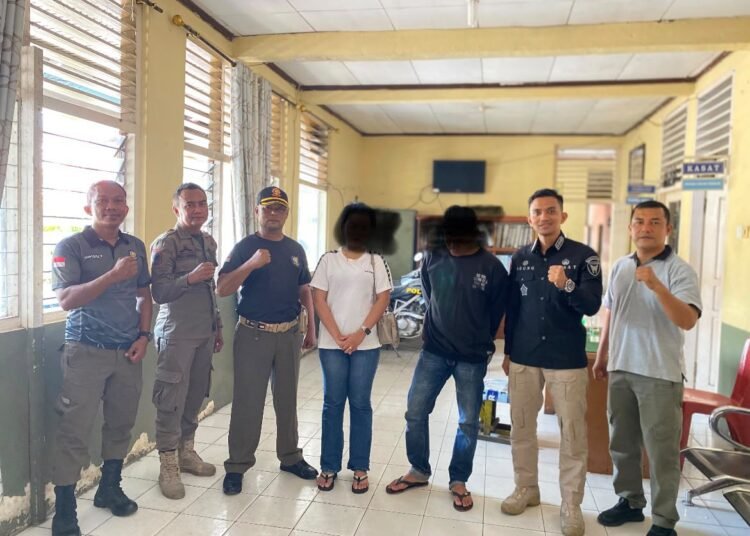 Seorang pria dan wanita diamankan petugas Satpol PP Kabupaten Pesisir Selatan setelah terjaring penertiban penyakit masyarakat di sebuah penginapan di Kecamatan Koto XI Tarusan, Kamis (8/10/2026)