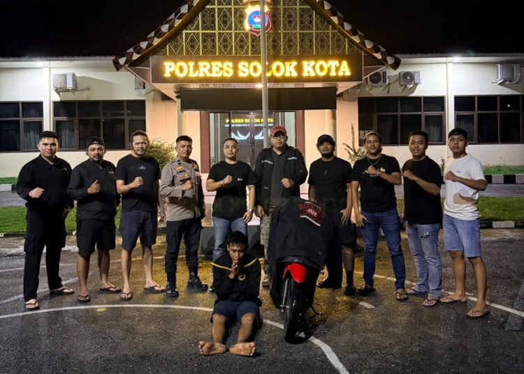 Polisi mengamankan pria berinisial R.H. yang diduga mencuri dua karung beras di Nagari Singkarak, Kabupaten Solok, serta mengaku terlibat pencurian di empat lokasi lain.