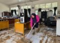 Banjir Tinggalkan Lumpur di SMPN 41 Padang, Siswa Direncanakan Belajar Jarak Jauh Mulai Senin