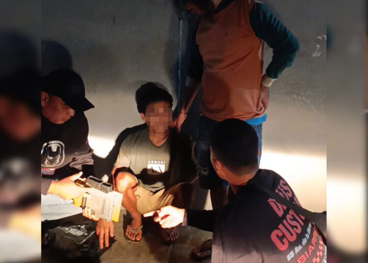 Polisi menangkap pria berinisial YA (22) yang diduga mencuri panel dan komponen elektrik excavator di Kabupaten Pasaman Barat, Sumatera Barat, Minggu (11/10/2026).