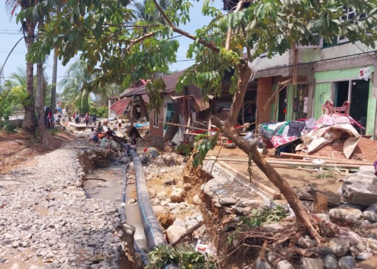 Situasi sehari pascabanjir di kawasan Lapau Munggu, Kelurahan Kuranji, Kota Padang, Sumatera Barat, Minggu (11/10/2026). Foto: Mengki/Sumbarkita