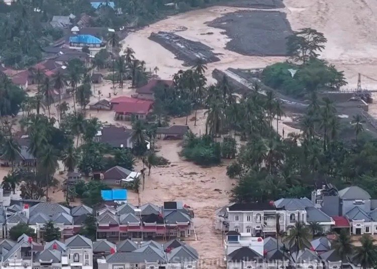 Penampakan banjir di perumahan Lumin Park di Kota Padang, Sumatera Barat, pada Sabtu (10/10/2026), setelah hujan deras memicu luapan Sungai Batang Aia Dingin. (Foto: Tangkap layar video Instagram @sitinjau_lauik)