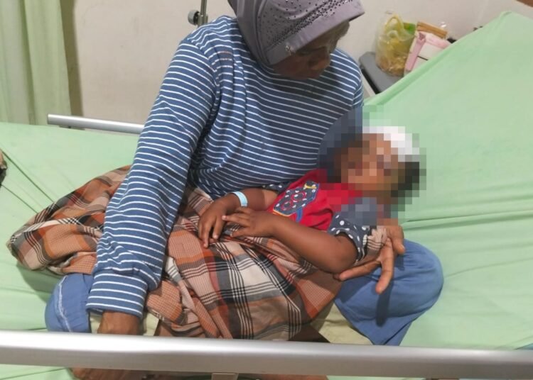 Salah satu korban gigitan anjing gila di Jorong Batu Balabuah I, Nagari Sungai Naniang, Kecamatan Bukik Barisan, Kabupaten Lima Puluh Kota, Sumatera Barat, menjalani perawatan di RSUD Ahmad Darwis Suliki, Minggu (11/10/2026). Foto: Polsek Suliki