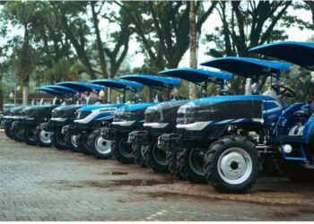 Solok Selatan Terima 8 Traktor dari Kementan untuk Kelompok Petani