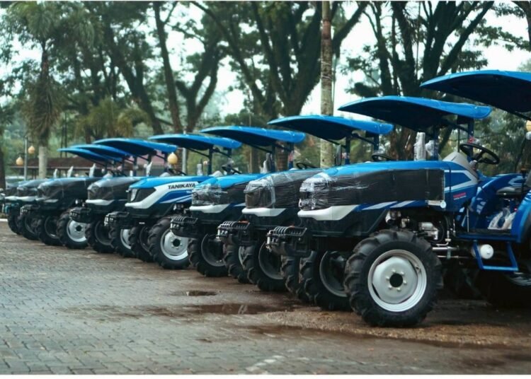 Solok Selatan terima bantuan delapan unit traktor roda empat dari Kementerian Pertanian RI untuk kelompok tani.
