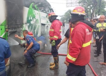 Bus Pariwisata Rute Palembang–Padang Berisi 22 Penumpang Terbakar di Padang