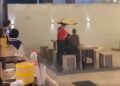Viral! Sepasang Kekasih Hujan-hujanan di Restoran, Seorang Pria Datang Bawakan Payung