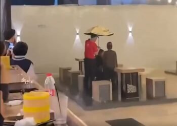 Viral! Sepasang Kekasih Hujan-hujanan di Restoran, Seorang Pria Datang Bawakan Payung