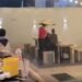Viral! Sepasang Kekasih Hujan-hujanan di Restoran, Seorang Pria Datang Bawakan Payung