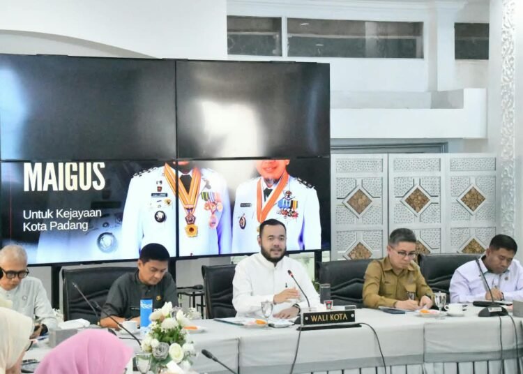 Wali Kota Padang, Fadly Amran, saat memimpin pembentukan Tim Fasilitasi Sertifikasi Keamanan Pangan dan Sertifikasi Halal di Gedung Putih Kediaman Resmi Wali Kota Padang, Selasa (13/10/2026).