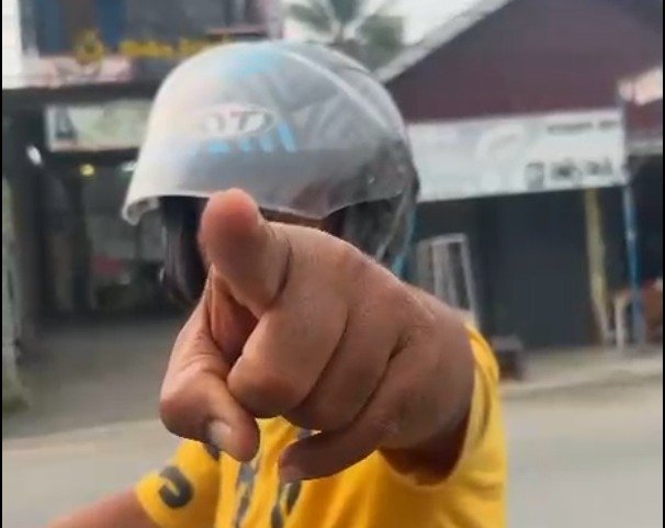 Pria memakai helm menghentikan paksa seorang warga Kota Solok usai membeli emas di kawasan Pasar Pandan Air Mati, Selasa (13/10/2026).