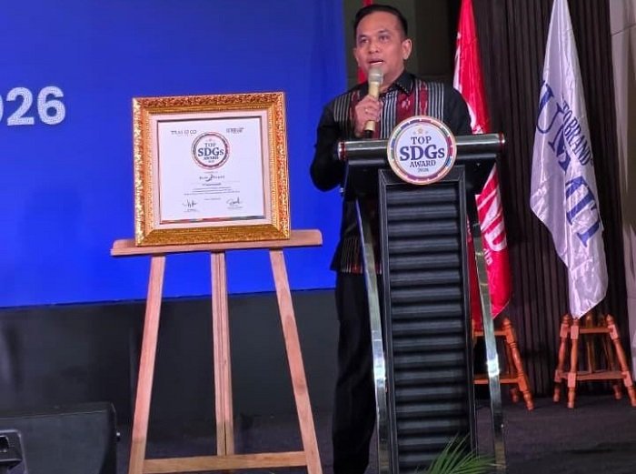 Direktur Utama Bank Nagari, Gusti Candra, memberikan kata sambutan saat menerima penghargaan TOP SDGs Award 2026 untuk Bank Nagari di Grand Capitol Ballroom, Manhattan Hotel, Jakarta, pada Selasa (13/10/2026). Foto: Bank Nagari